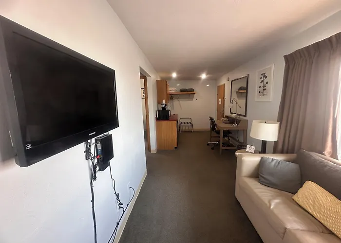 Pictured Rocks Inn And Suites